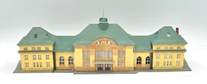 Estación de tren Kibri escala Z B-6700 Nauenheim totalmente montada iluminada - Imagen 1 de 6