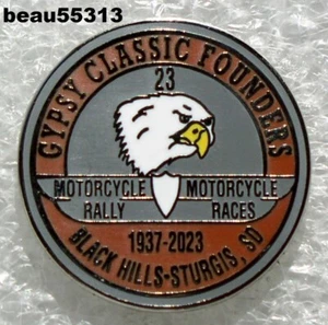 ⭐2023 STURGIS JACKPINE GITANOS FUNDADORES CLÁSICOS HARLEY RALLY CHAQUETA PIN - Imagen 1 de 1