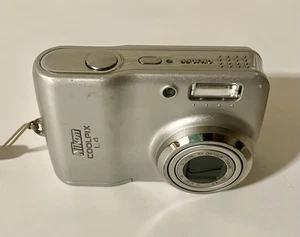 Cámara digital Nikon COOLPIX L4 4,0 MP - pequeña, plateada - probada - Imagen 1 de 9
