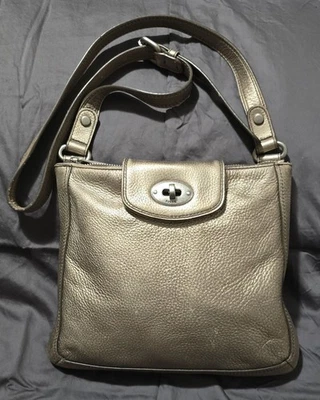 Bandolera Mensajera Fossil Metálica Dorada Cuero Guijarro Genuino Bloqueo Giratorio Foto 1 de 4