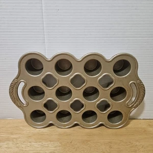 Sartén pequeña vintage Nordic Ware de aluminio fundido 1/4 taza cada 12 cavidades - Imagen 1 de 4