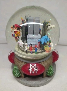Macys Thanksgiving Day Parade Musical Snow Globe Twin Towers 2000 Works - Imagen 1 de 3