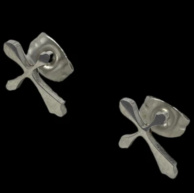 ORECCHINI CROCE UOMO DONNA BOTTONE ACCIAIO INOSSIDABILE COLOR ARGENTO PER REGALO - Immagine 1 di 4