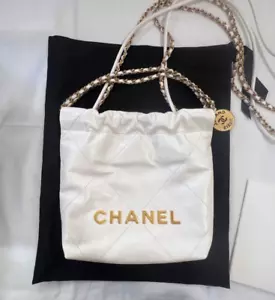 Chanel Hobo Mini 22 quilted leather in white/gold - Picture 1 of 19