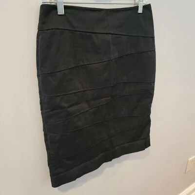 Falda elástica en capas White House Black Market para mujer talla 4 negra hasta la rodilla Foto 1 de 4