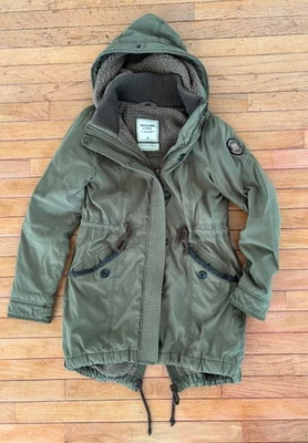 Abercrombie & Fitch Men’s M Army Green Sherpa Lined Hooded Coat Parka Fitted - Image 1 of 4