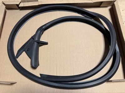 NEW GENUINE FORD ESCORT MK6 A-PILLAR TO C=PILLAR LH DOOR SEAL 4/5 DOOR # 1014091 - Image 1 of 3