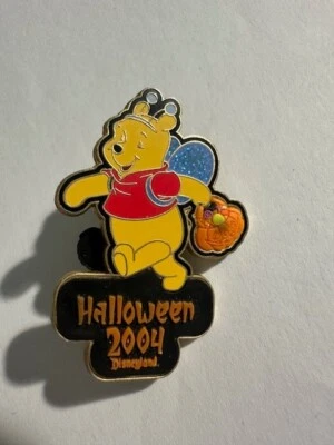 DISNEY DLR HALLOWEEN 2004 WINNIE THE POOH PIN LE 1500 (E4) - Image 1 of 2