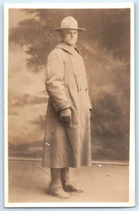 Soldado del ejército de la Primera Guerra Mundial en gabardina Nueva Jersey foto real postal RPPC - Imagen 1 de 2