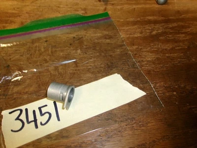 Colt 1911 Gov't modelo 45 ACP buje de barril, un imán se adhiere a él Foto 1 de 3