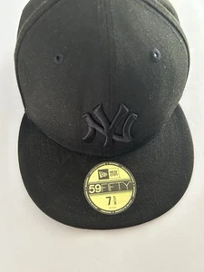 New York Yankees Cap Mens 7 5/8 Black NY Logo Black New Era 59Fifty Hat GUC - Picture 1 of 4