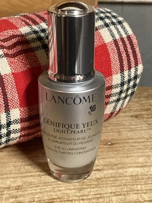 Lancome Advanced Genifique Yeux Iluminador de Ojos Perla Clara Activador Juvenil  Foto 1 de 4