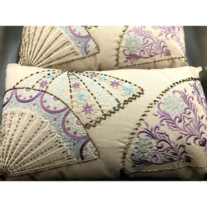Almohadas de acento vintage bordadas y con cuentas de diseño de ventilador oriental. - Imagen 1 de 3