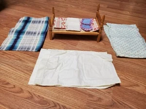 Juego de cama de madera marrón muebles para casa de muñecas Strombecker vintage con sábanas de colchón - Imagen 1 de 4