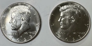 2025 P&D Kennedy mezzo dollaro set 2 monete non circolate da rotolino US Mint - Foto 1 di 2