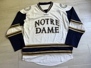 REEBOK NOTRE DAME KAMPF IRISCHES NCAA HOCKEY TRIKOT WEISS GRÖSSE. L - Bild 1 von 4