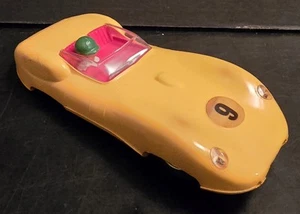 Jaguar Lister amarillo Tri-Ang Scalextric vintage n.º Coche 6 Ranuras Usado - Raro - Imagen 1 de 11