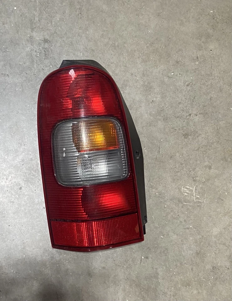 Luz trasera izquierda del lado del conductor Chevrolet Venture 1997-2005 Foto 1 de 1