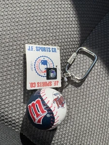 Minnesota Twins KEYCHAIN  ROUND BALL LICENSED VINTAGE MLB CHARM PULL - Picture 1 of 3