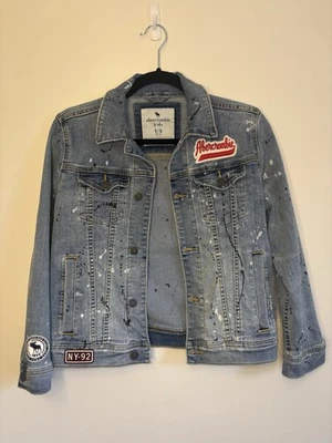 Chaqueta de mezclilla envejecida Abercrombie para niños con parches y bolsillos talla 9/10 Foto 1 de 4