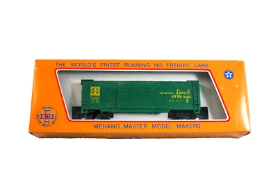 Vagão de madeira verde Mehano Santa Fe 67392 na caixa calibre HO  - Imagem 1 de 4
