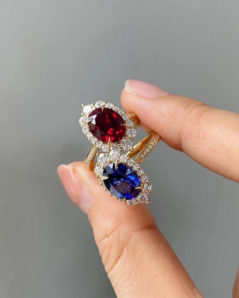 Alianza de oro amarillo de 14 quilates con rubí rojo natural y zafiro azul y diamantes de 8,64 quilates Foto 1 de 4