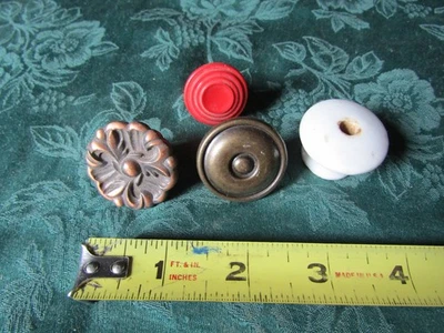 Lote de 4 perillas de cajón vintage diferentes: baquelita roja, cerámica blanca, latón Foto 1 de 2