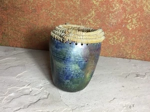 Joyce Shuman Studio Kunstkeramik Vase irisierend Raku Kiefernnadel signiert  - Bild 1 von 2