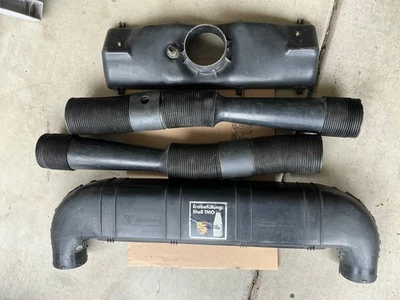 Caja de filtro de aire superior/inferior Porsche 928 y tubos de admisión de aire Foto 1 de 4