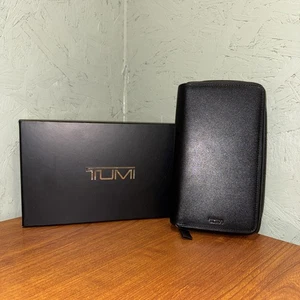 Portafoglio lungo da viaggio TUMI zip intorno nuovo senza etichette organizer in pelle nera con scatola - Foto 1 di 11