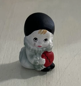 "Minifigura de 1,5"" ENESCO PIERROT 1984 R. Moorehead payaso con un corazón roto llorando" - Imagen 1 de 7
