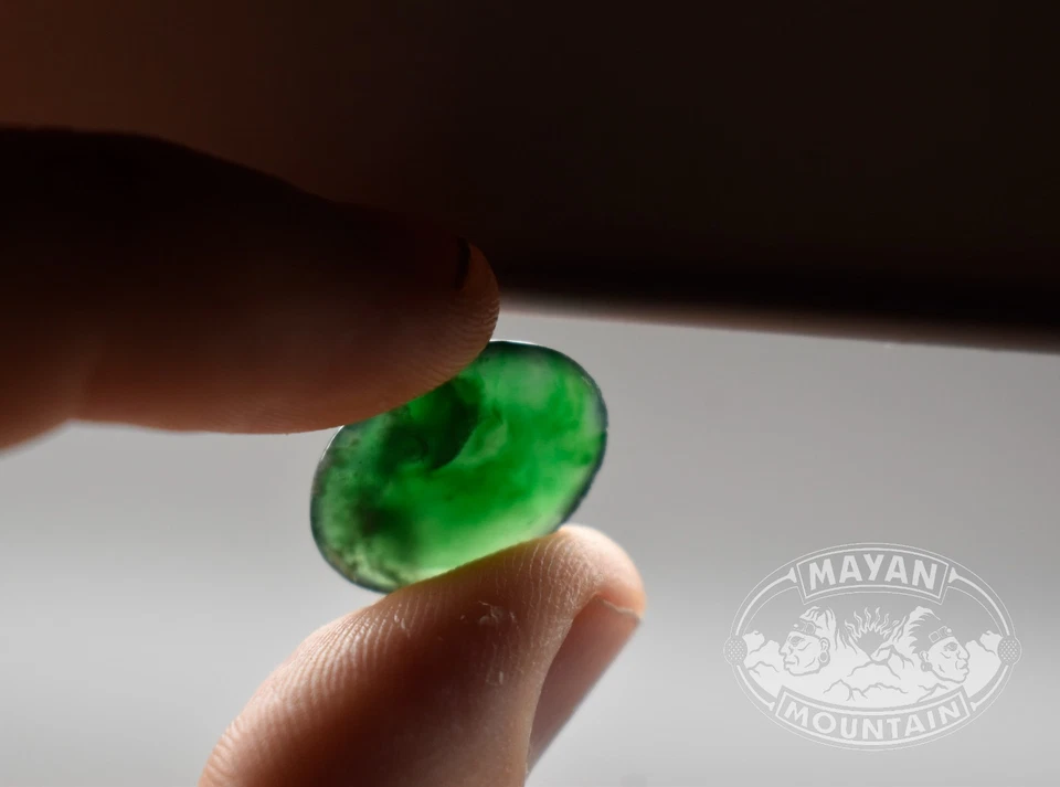 CABUJÓN OVALADO EN JADEÍTA VERDE IMPERIAL GUATEMALTECO NATURAL SIN TRATAR Foto 1 de 4