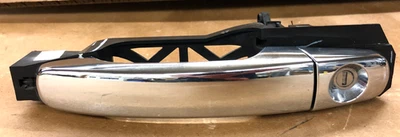 Maçaneta da porta 2012 Chevy Traverse (frente do motorista) 2009-2017 - Imagem 1 de 3