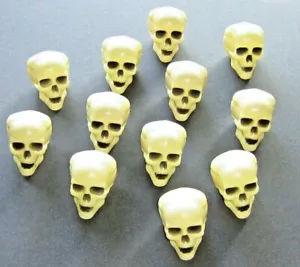 12 TESCHI Halloween Decorazioni Plastica Bianca 2", Accenti Neri, Nuovi di Fabbrica - Foto 1 di 2