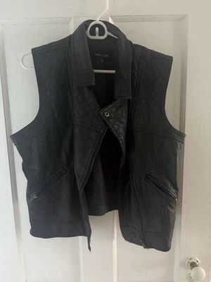 Chaleco de moto New Look de cuero sintético negro | Estilo motociclista acolchado | Para mujer’s Foto 1 de 4