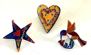VINTAGE SET 3 PAPPMACHE ANSTECKNADELN BROSCHE HANDARBEIT HANDWERK UNSIGNIERT HERZ STERN VOGEL - Bild 1 von 9