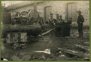 2 photos de cheminots rabotant des traverses de chemin de fer. Circa 1920. - Imagen 1 de 2