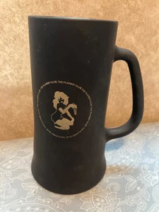 De Colección Playboy Club Llave Logo Dorado Mate Negro Vidrio Esmerilado Cerveza Stein Taza Conejito - Imagen 1 de 2