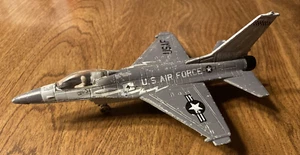 Avión de juguete de metal fundido a presión Ertl de la Fuerza Aérea de los Estados Unidos de colección avión de combate militar - Imagen 1 de 24