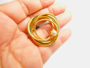 Weiße Brosche mit Kunstperlen strukturiert goldfarben Metall Infinity Kreis Vintage - Bild 1 von 5