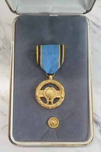 NASA Exceptional Service Award Medal & Lapel pin / Tie tack in Presentation case - Picture 1 of 4