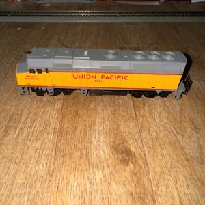 HO Scale Life-Like UP Union Pacific EMD Diesel Locomotive #3901 - Picture 1 of 8