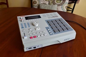 Akai MPC2000 MIDI Production Center (Upgraded 32 MB MAX RAM + Floppy Emulator) - Picture 1 of 6