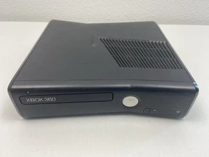 Consola Microsoft Xbox 360S Slim Negra Modelo 1439 Consola Solo Piezas Reparación - Imagen 1 de 10