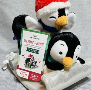 Hallmark Playful Penguins Sledding Sorpresa 2020 Movimento Suono Musica Animata - Foto 1 di 6