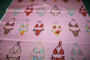 2003 Alexander Henry BIKINIS SALVAJES Trajes de baño Verano Tela de algodón Rosa Por fuera de stock - Imagen 1 de 8