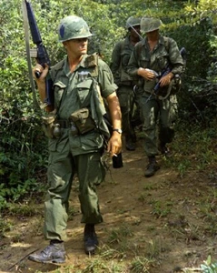 Tres soldados estadounidenses en misión de búsqueda y destrucción 8x10 Guerra de Vietnam Foto 410 - Imagen 1 de 1