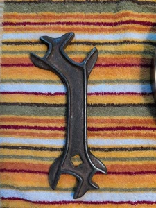 Antiker Traktor & Bauernhof Werkzeug Schraubenschlüssel 8 Zoll x 3,5 Zoll Gusseisen gemarkt x Oldtimer Werkzeug - Bild 1 von 4