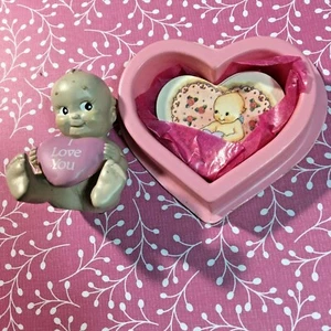 Kewpie Doll 1993 JESCO ENESCO Enesco Taiwan 2" x 1 1/2"- HEART SHAPED BOX & CARD - Picture 1 of 10