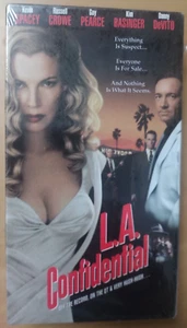 1998 *LA CONFIDENTIAL* FACTORY SEALED VIDEO VHS MASLIN/DeVITO FREE S&H JC WM - Imagen 1 de 3
